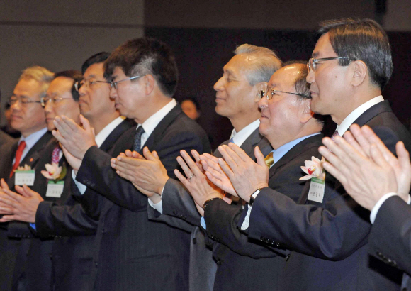 범금융기관 신년인사회 5일 서울 신라호텔에서 열린 범금융기관 신년인사회에서 강만수(오른쪽 두 번째) 기획재정부 장관 등 참석자들이 박수로 경제난 극복 의지를 다지고 있다. 오른쪽부터 전광우 금융위원장, 강 장관, 이성태 한국은행 총재, 이종구·강길부 한나라당 의원,김종창 금융감독원장. 손형준기자 boltagoo@seoul.co.kr