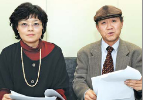 동화작가 조대현(오른쪽)씨와 김서정씨가 동화 부문에 응모한 작품들을 심사하고 있다. 류재림기자 jawoolim@seoul.co.kr 