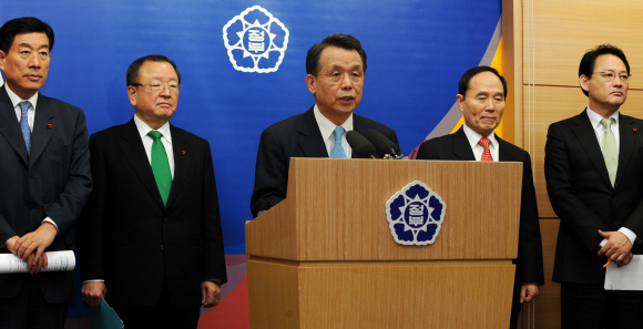 한승수(가운데) 국무총리가 6일 관계장관들이 배석한 가운데 서울 도렴동 정부중앙청사 별관 브리핑룸에서 녹색뉴딜 추진안을 발표하고 있다.   류재림기자 jawoolim@seoul.co.kr