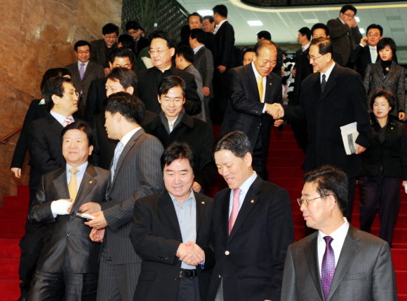 국회 본회의장을 12일 간 점거한 민주당 의원들이 6일 농성을 스스로 푼 뒤 본청 출입문 쪽으로 나가고 있다. 김명국기자 daunso@seoul.co.kr