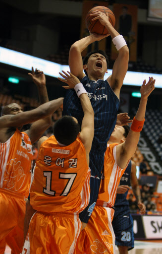 KCC 추승균(위)이 6일 부산 사직체육관에서 열린 프로농구 KTF 전에서 수비수 2명 틈을 뚫고 솟구쳐 올라 슛을 던지고 있다. 부산 최승섭기자 thunder@sportsseoul.com 