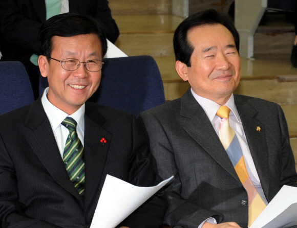 이언탁기자 utl@seoul.co.kr野의 여유 여당과의 입법 전쟁에서 사실상 승리했다는 평을 받고 있는 민주당 정세균(오른쪽) 대표와 원혜영 원내대표가 7일 국회에서 열린 의원총회에서 환한 웃음을 짓고 있다. 이언탁기자 utl@seoul.co.kr 