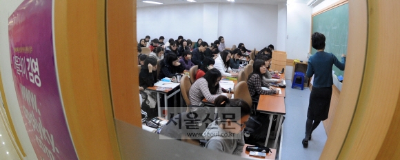 서울 강남의 학원 강의실을 가득 채운 편입 준비생들이 수업을 듣고 있다.서울신문 DB.
