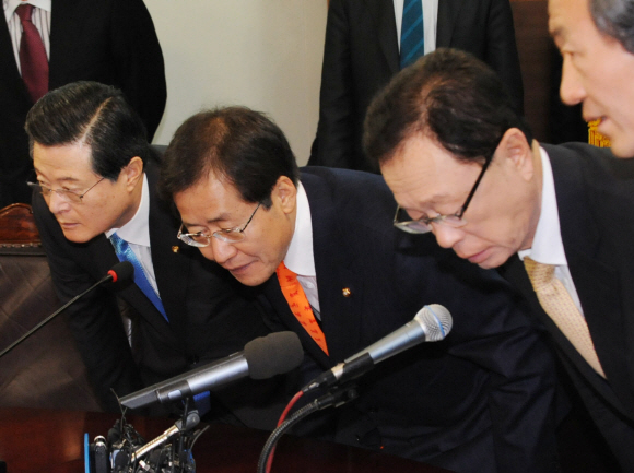 8일 오전 서울 여의도 한나라당사에서 열린 최고위원회의에서 정몽준(오른쪽부터) 최고위원, 박희태 대표, 홍준표 원내대표, 허태열 최고위원이 회의장에 들어선뒤 자리에 앉고 있다. 이언탁기자 utl@seoul.co.kr