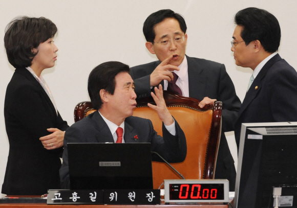 8일 오전 국회 문화체육관광방송통신위원회 전체회의에서 한나라당 나경원(왼쪽부터)간사와 고흥길 위원장, 선진과창조모임 이용경 간사, 민주당 전병헌 간사가 의원들의 질의 시간과 관련해 의견을 조율하고 있다. 이언탁기자 utl@seoul.co.kr