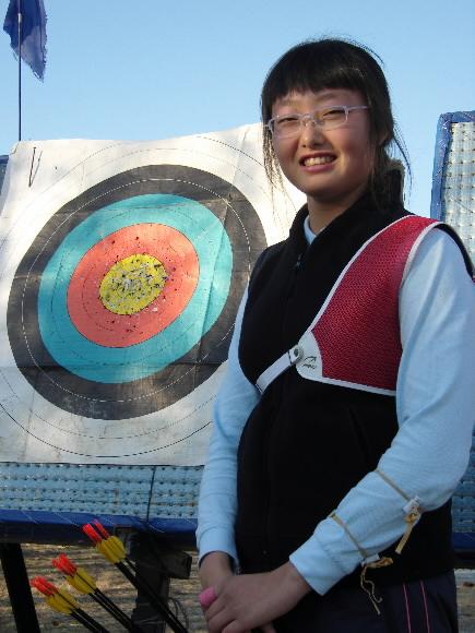 ‘소녀 신궁´ 곽예지가 과녁 옆에서 두 손을 모아 쥐고 김수녕을 넘어서겠다는 다짐을 밝히고 있다. 서울신문 포토라이브러리