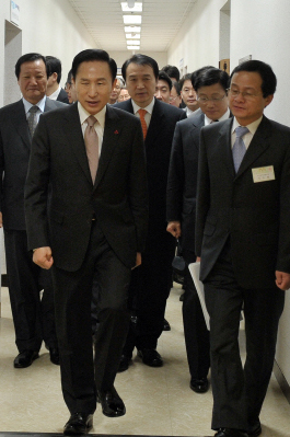 이명박(앞줄 왼쪽) 대통령이 8일 청와대 지하벙커에서 열린 첫 비상경제대책회의를 마친 뒤 이수원(앞줄 오른쪽) 비상경제상황실장의 안내를 받으며 상황실을 둘러보고 있다. 청와대 제공