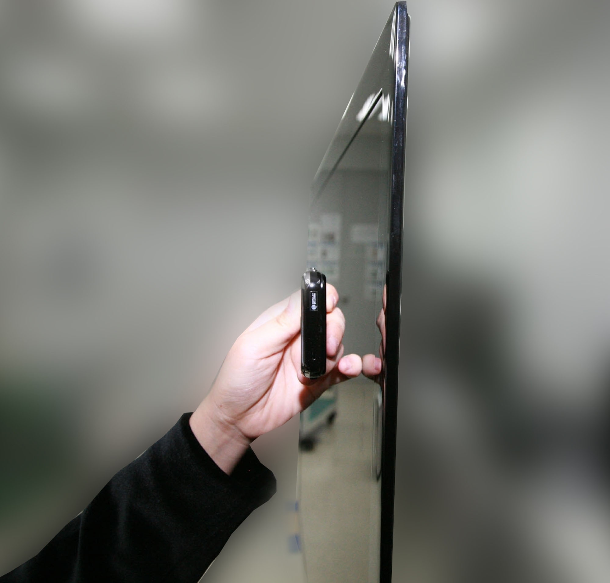 8일 오전(현지 시간) 미국 라스베이거스 컨벤션센터에서 열린 ‘CEO 2009’에서 삼성전자가 선보인 6.5㎜ 두께 LED TV.