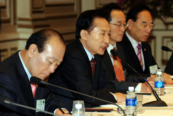 이명박 대통령이 9일 청와대에서 전국의 시장·군수·구청장 등 230여명을 상대로 국정설명회를 갖고 올해 우리 경제의 상황과 전망을 얘기하고 있다. 최해국기자 seaworld@seoul.co.kr