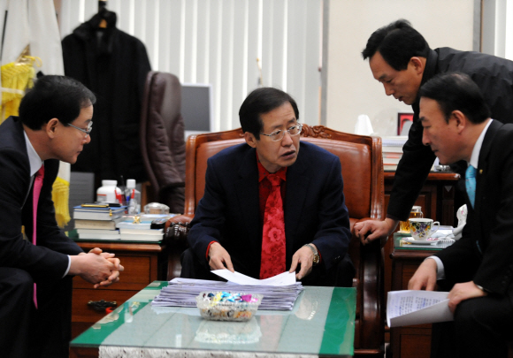 한나라당 홍준표(가운데) 원내대표가 9일 오전 국회 원내대표실에서 주요당직자회의를 주재하면서 쟁점법안의 처리를 비롯한 현안에 대해 안경률(오른쪽 첫번째) 사무총장 등과 의논하고 있다. 이언탁기자 utl@seoul.co.kr