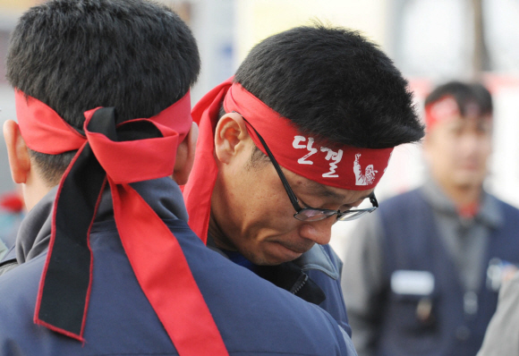 9일 경기 평택 쌍용자동차 본사에서 노조원들이 기자회견에 앞서 심각한 표정으로 대책을 논의하고 있다.  평택 도준석기자 pado@seoul.co.kr
