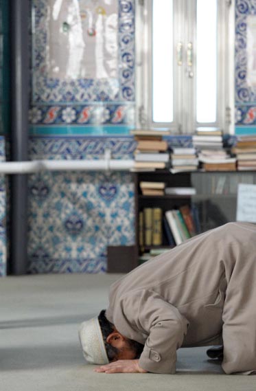 한 무슬림이 9일 서울 이태원 이슬람 사원에서 팔레스타인의 평화를 염원하는 기도를 올리고 있다. 정연호기자 tpgod@seoul.co.kr