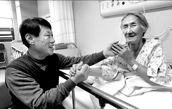 6·25전쟁 때 헤어진 뒤 58년 만에 극적으로 만난 김연월(오른쪽)씨 모자가 해후의 기쁨을 함께 하고 있다. 강원도민일보 제공