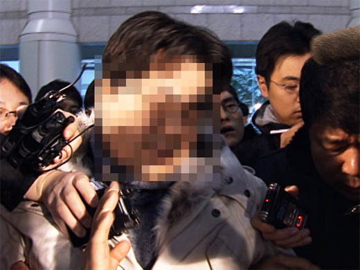 검찰이 인터넷 논객 ‘미네르바’로 지목한 박모씨가 10일 오전 서울 서초동 서울중앙지법에서 열린 영장실질심사를 받기 위해 법정으로 들어서고 있다. 김상인VJ bowwow@seoul.co.kr