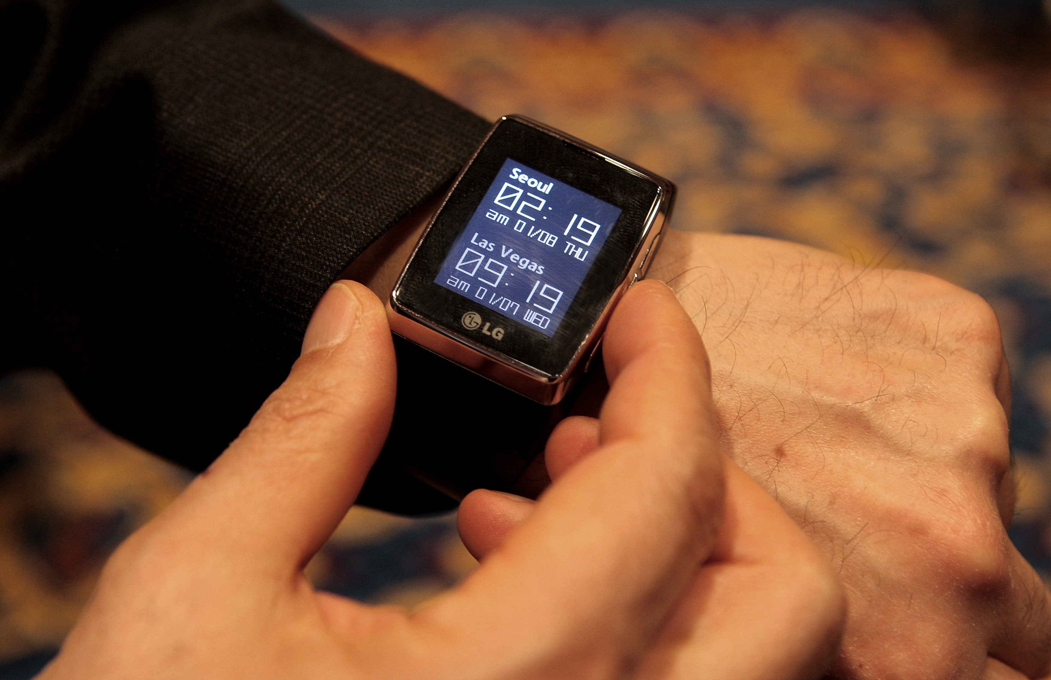 8일 오전(현지 시간) 라스베이거스 컨벤션센터에서 열린 ‘2009 CES’에서 LG전자가 시연한 ‘와치폰’