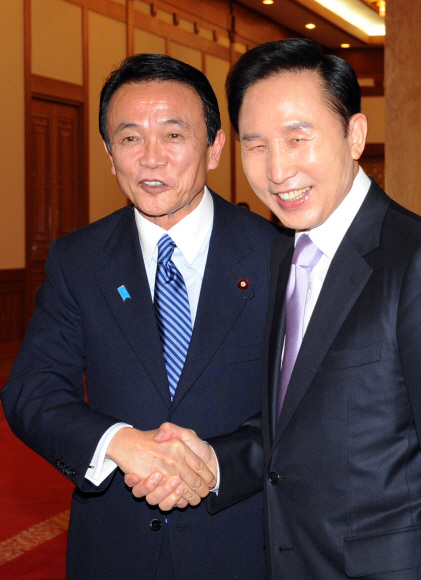 이명박(오른쪽) 대통령이 11일 저녁 청와대 영빈관에서 이날 방한한 아소 다로 일본 총리와 반갑게 악수하고 있다. 이 대통령은 아소 총리와 양국 경제인 등이 참석한 만찬에서 “한·일 두 나라는 미래를 보려는 자세가 중요하다.”고 강조했다. 최해국기자 seaworld@seoul.co.kr