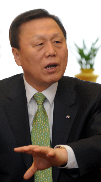 유창무 사장은 ▲1950년 충북 괴산 출생 ▲71년 성균관대 행정학과 졸업 ▲73년 행정고시(13회) 합격 ▲95년 통상산업부 원자력발전과장 ▲97년 주EU대표부 참사관, 통상산업부 자원정책심의관 ▲2000년 산업자원부 에너지산업심의관 ▲01년 산업자원부 무역위원회 상임위원 ▲03년 중소기업청장 ▲04년 한국무역정보통신(KTNET) 사장 ▲06년 한국무역협회 상근 부회장 ▲08년 9월 한국수출보험공사 사장