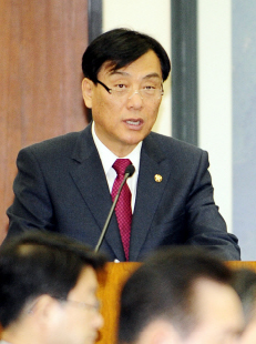 회기중 ‘골프 외유’로 물의를 빚고 있는 민주당 박기춘 의원이 12일 국회 국토해양위에 출석, 법안제안설명을 하고 있다. 　김명국기자 daunso@seoul.co.kr