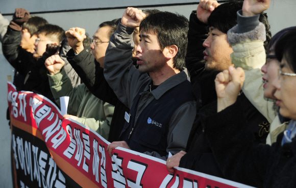 13일 오전 서울 주한중국대사관 앞에서 쌍용자동차 노조와 투기자본감시센터, 민주노동당 등 10여개 노동사회단체가 ‘쌍용차 기술유출 사태 올바른 해결 촉구 합동 기자회견’을 열고 있다.  손형준기자 boltagoo@seoul.co.kr 