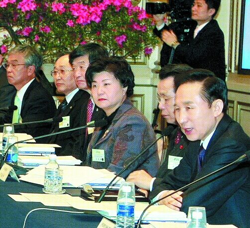 13일 청와대에서 열린 ‘신성장동력 비전 및 발전전략’ 합동회의에서 이명박 대통령이 발언을 하고 있다. 최해국기자 seaworld@seoul.co.kr