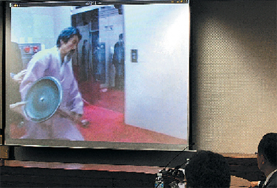 국회 윤리특별위원회가 13일 폭력 사태로 제소된 여야 의원 8명의 징계방안을 논의하기 위해 전체회의를 열고 민주노동당 강기갑 의원 관련 영상을 보고 있다. 김명국기자 daunso@seoul.co.kr