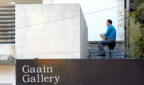 전군표 전 국세청장에게 한상률 국세청장이 상납한 것으로 알려진 최욱경 화백의 추상화 ‘학동마을’이 전시돼 있는 서울 종로구 평창동 가인 갤러리. 한 방문객이 굳게 잠긴 2층 출입문을 넘어 건물 안으로 들어가고 있다. 손형준기자 boltagoo@seoul.co.kr