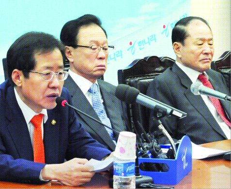 한나라당 홍준표(왼쪽) 원내대표가 14일 오전 여의도 당사에서 열린 최고·중진 연석회의 모두발언에서 국회폭력방지특별법의 제정 취지를 설명하고 있다. 가운데는 박희태 대표, 오른쪽은 이상득 의원. 이언탁기자 utl@seoul.co.kr