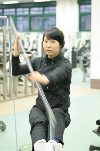 신진아가 한국체대 체력단련실에서 기구를 통해 노젓는 훈련을 하고 있다. 