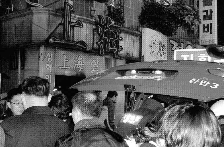 부산소방본부 관계자들이 14일 저녁 불이 난 부산 영도구 남항동 1가 지하 노래주점 현장에서 사상자를 수습하고 있다. 이 화재로 남성 8명이 숨지고 여성 1명이 중태에 빠졌다. 부산 왕상관기자 skwang@seoul.co.kr