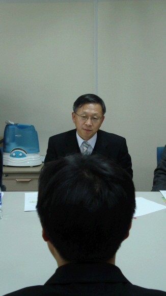 지난 14일 서울 중구 국가인권위원회 사무실에서 한 구직자가 행정인턴 면접을 치르고 있다.