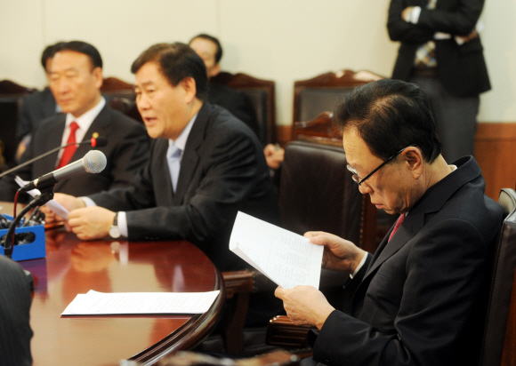 與 경제대책 논의  16일 발족한 한나라당 경제위기종합대책상황실 실장을 맡은 최경환(가운데) 수석정조위원장이 서울 여의도 당사에서 열린 경제위기 대책회의에서 발언하고 있다. 오른쪽은 박희태 대표. 김명국기자 daunso@seoul.co.kr