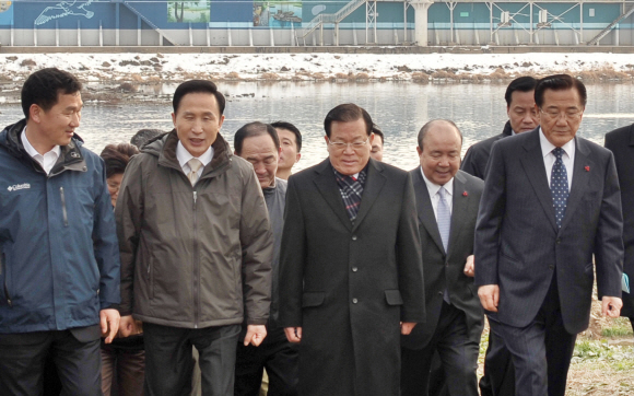 이명박 대통령이 16일 전남 나주시 옛 포구였던 영산포를 방문, 신정훈(맨 왼쪽) 나주시장과 영산강 살리기 계획에 대해 얘기하고 있다. 앞줄 왼쪽부터 신 시장, 이 대통령, 최인기 민주당 의원, 박준영 전남지사. 나주 최해국기자 seaworld@seoul.co.kr