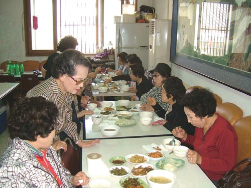 함께 식사를 하며