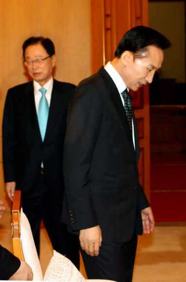 19일 개각 명단이 발표되기 전 이명박(오른쪽) 대통령이 청와대에서 한나라당 박희태 대표와 정례회동을 갖기 위해 자리에 앉고 있다.  최해국기자 seaworld@seoul.co.kr 