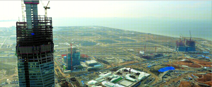 공사가 한창인 송도국제도시 현장. 8월 인천국제도시축전을 앞두고 도로, 가스, 상하수도 등 인프라 공사에도 속도가 붙었다. 왼쪽에 짓고 있는 건물이 북동아시아 무역타워(NEATT)로 완공되면 국내 최고 높이(305m) 건물이 된다. 정연호기자 tpgod@seoul.co.kr 