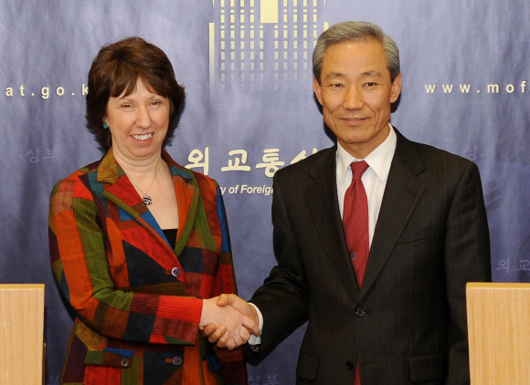 김종훈(오른쪽) 외교통상부 통상교섭본부장과 캐서린 애슈턴 유럽연합(EU) 통상담당 집행위원이 20일 한·EU 통상장관회담을 마친 뒤 기자회견에 앞서 악수하고 있다. 류재림기자 jawoolim@seoul.co.kr
