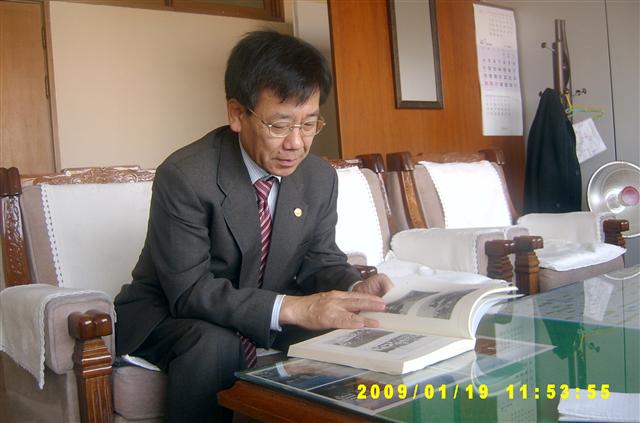 충북도교육청에 근무하는 표순성(54)씨가 고향사람들과 만든 ‘그리운 고향 한수’라는 책을 보며 옛날을 회상하고 있다. 
