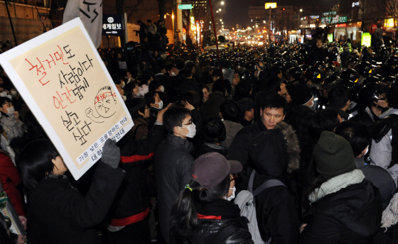 경찰특공대의 진압과정에서 철거민과 경찰 등 6명이 희생된 서울 용산 한강대로변 철거현장에서 20일 오후 철거민과 촛불을 든 시민단체 회원들이 경찰과 대치하고 있다. 도준석기자 pado@seoul.co.kr