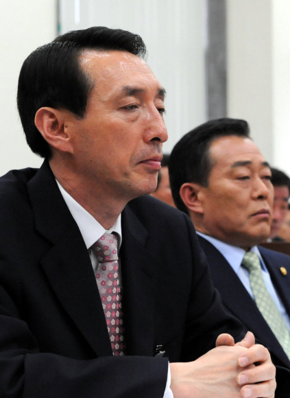 김석기(왼쪽) 서울경찰청장이 21일 국회 행정안전위원회에 출석해 지난 20일 발생한 ‘용산 참사’와 관련한 의원들의 질의를 듣고 있다. 오른쪽은 어청수 경찰청장. 이언탁기자 utl@seoul.co.kr