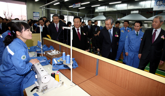 이영희 노동부 장관, 이구택 포스코 회장, 김관용 경북도지사, 박승호 포항시장(오른쪽부터) 등이 포스위드 21일 포항사업장 준공식 후 클리닝센터를 방문해 장애인 직원들을 격려하고 있다.  포스코 제공