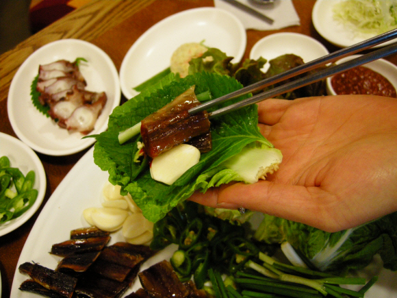 봄동에 싼 꽁치 과메기 