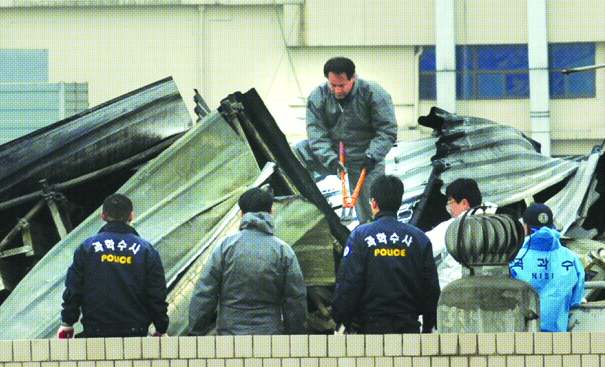 경찰 과학수사대 요원들이 21일 서울 용산 재개발지역 화재참사가 일어났던 빌딩 옥상에서 현장감식을 하고 있다. 도준석기자 pado@seoul.co.kr