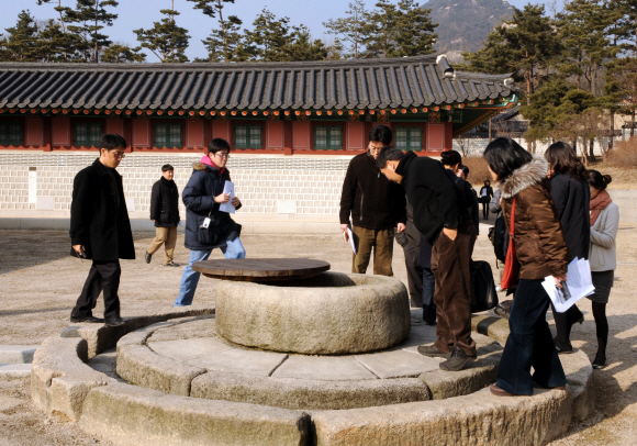 일반 관람객을 맞기에 앞서 언론에 현장이 공개된 22일 기자들이 태원전 권역의 어정(御井·임금이 마시던 우물)을 살펴보고 있다. 이종원 선임기자 jongwon@seoul.co.kr 