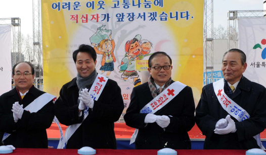 서울적십자사는 23일 서울시청 앞 광장에서 오세훈 서울시장과 유종하 대한적십자사 총재 등이 참석한 가운데 2009년도 적십자회비 모금 선포식을 갖고, 이날부터 본격 모금활동에 들어갔다. 왼쪽부터 김기성 서울시의회 의장, 오 시장, 유 총재, 강덕기 서울적십자사 회장. 안주영기자 jya@seoul.co.kr