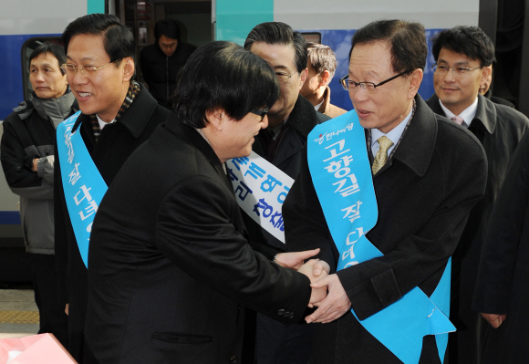 설 연휴를 앞둔 23일 박희태(오른쪽) 대표 등 한나라당 지도부가 서울역에서 귀향길에 오르는 시민에게 인사하고 있다. 손형준기자 boltagoo@seoul.co.kr 
