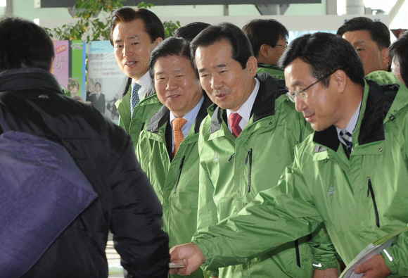 설 연휴를 앞둔 23일 정세균(오른쪽에서 두 번째) 대표를 비롯한 민주당 지도부가 서울역에서 고향에 가는 시민에게 인사하고 있다. 손형준기자 boltagoo@seoul.co.kr  