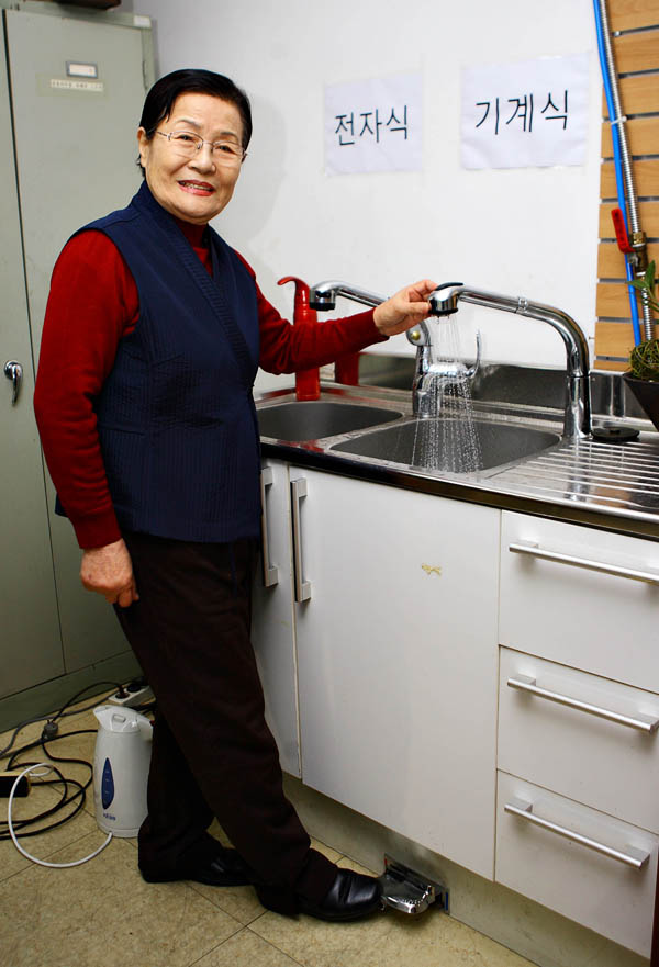 김예애(80) 할머니가 자신이 발명한 ‘발바리 수도’를 설명하고 있다. 사진 나우뉴스팀 김상인VJ bowwow@seoul.co.kr
