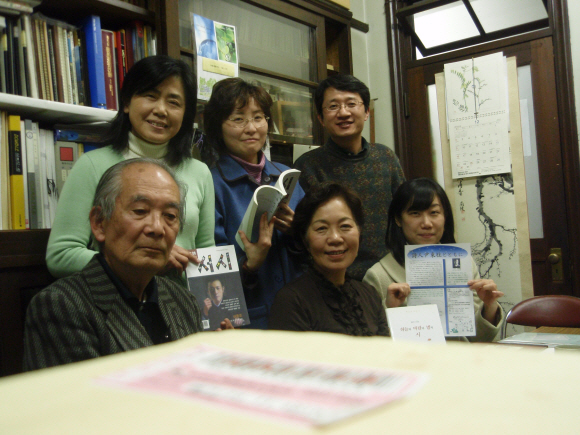 개교 135주년을 맞아 ‘윤동주 장학금’을 만드는 일본 릿쿄대 ‘시인 윤동주를 기리는 릿쿄 모임’의 사무국장을 맡고 있는 유시경(뒷줄 오른쪽) 교목과 회원들. ‘릿쿄 모임’ 제공