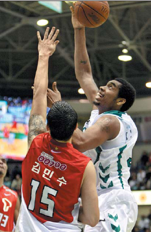 동부 크리스 다니엘스(오른쪽)가 27일 프로농구 SK와의 원주경기에서 김민수를 따돌린 뒤 골밑슛을 성공시키고 있다. 원주 최승섭기자 thunder@sportsseoul.com