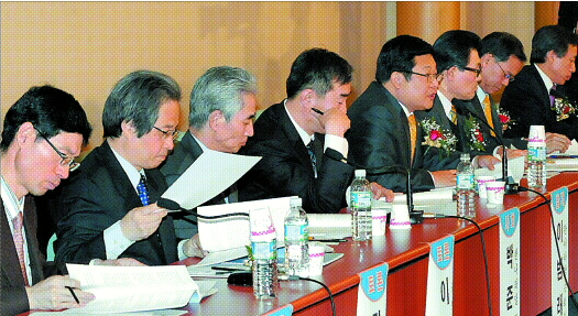 한나라당이 28일 국회도서관 회의실에서 국회폭력 추방을 위한 토론회를 갖고 있다. 관련법 제정을 주도한 이범래(오른쪽에서 네번째) 의원이 제안설명을 하고 있다. 이언탁기자 utl@seoul.co.kr